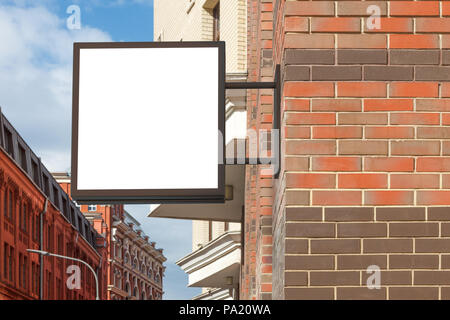 Leeres quadratisches Singboard an der Ziegelwand Stockfoto