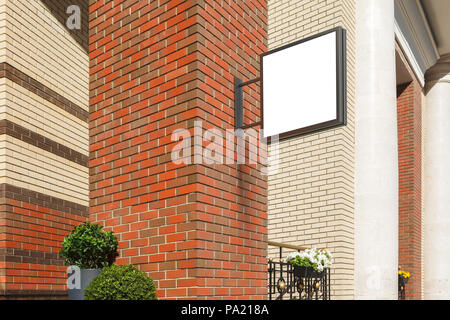 Leeres quadratisches Singboard an der Ziegelwand Stockfoto