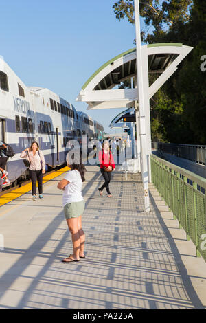 Reisende und Pendler steigen Sie ein in Richtung Norden Amerika Metrolink Bahnhof Tustin Station in Orange County, Kalifornien, USA Stockfoto