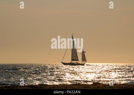 Ein Segelboot aus Sandy Point in Block Island, Rhode Island bei Sonnenuntergang. im Sommer. Stockfoto