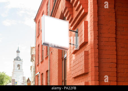 Leeres weißes quadratisches Einzel-Brett an der Wand Stockfoto