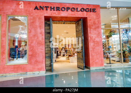 Orlando Florida, The Mall at Millenia, Shopping Shopper Shopper Shop Shops Markt Märkte Markt Kauf Verkauf, Einzelhandel Geschäfte Business Bus Stockfoto