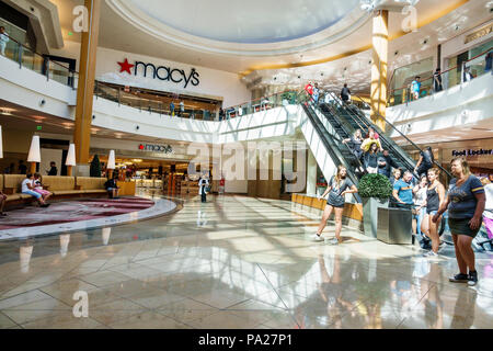 Orlando Florida, The Mall at Millenia, Shopping Shopper Shopper Shop Shops Markt Märkte Markt Kauf Verkauf, Einzelhandel Geschäfte Business Bus Stockfoto