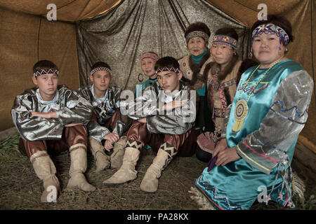 Ureinwohner in einem Zelt in Tracht, Okhotsk, Russland Stockfoto