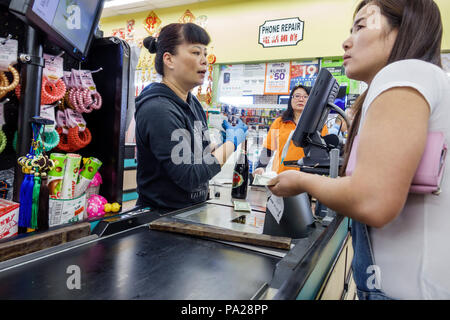 Orlando Florida, Chinatown, iFresh Chinese Market, Supermarkt Lebensmittel, Kassierer, Asiaten ethnischen Einwanderer Minderheit, Erwachsene Erwachsene Stockfoto