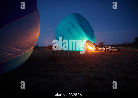 19. Juli 2018, zwei Heißluftballons versuchen einen Langstreckenflug, Starten von einem Feld in der Nähe von Merbein in North West Victoria, Australien. Stockfoto