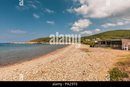 Chez Marlene Bar und Restaurant auf einer einsamen Kiesstrand in tollare an der nördlichen Spitze des Cap Corse in Korsika Stockfoto