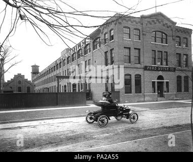 . Englisch: Dieses Foto der Ford Tresterwein Avenue Werk in Detroit, Michigan, wurde um 1906 bei der Ford Motor Company die belegten Gebäude genommen (es war für das Unternehmen im Jahr 1904 erbaut). Ein Ford Modell N (Vorgänger des Ford-T-Modell) kann man nach Osten auf tresterwein Avenue im Vordergrund. Pro im online Archiv des Henry Ford hier: [1] Dieses Bild wurde im Jahre 1905, aber ein sehr ähnliches Bild in der gleichen Archive hier: [2], datiert vom Jahr 1906. 1906 ist die plausibelste Datum, wann dieses Bild gemacht wurde, als Motoren für den Ford Modell N nicht hergestellt werden Stockfoto