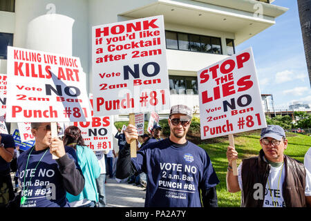 Miami Beach, Florida, Rathaus, Hotelangestellte, Protest gegen Demonstration, die Alkohol nicht serviert, Schließung von Bars, Jobs um 2 UHR, Stimmabgabe, Nein, Stockfoto