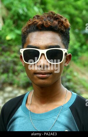 CAINTA, Rizal, Philippinen - September 24, 2015: ein Junger Filipino Mann tragen weiße Sonnenbrille posieren für die Kamera. Stockfoto