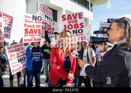 Miami Beach, Florida, Rathaus, Hotelangestellte, Protest gegen Demonstration, die Alkohol nicht serviert, Schließung von Bars, Jobs um 2 UHR, Stimmabgabe, Nein, Stockfoto