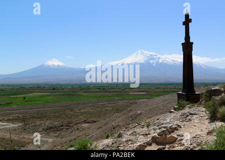 Holy Cross in das Kloster Khor Virap in Armenien. Mt Ararat auf Hintergrund. Stockfoto