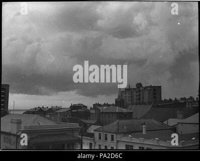 238 SLNSW 125069 Sturm über Newcastle Gebäude in der Stadt Stockfoto