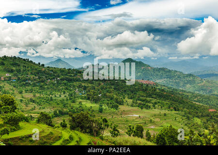 Landschaft der schönen Nepali ländlichen Dorf mit Bergen und grünen Wald. Es befindet sich in der hügeligen Region von gorkha Nepal. Atemberaubende Aussicht, dramatisch und Pi Stockfoto