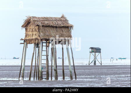 Dämmerung am Strand mit einem wachhaus als Mittel, um die Fischer Meeresfrüchte clam Angebot für Jedermann. Es ist schön, den Sonnenaufgang auf dieser Reise zu sehen Stockfoto