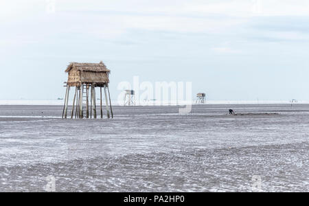 Dämmerung am Strand mit einem wachhaus als Mittel, um die Fischer Meeresfrüchte clam Angebot für Jedermann. Es ist schön, den Sonnenaufgang auf dieser Reise zu sehen Stockfoto