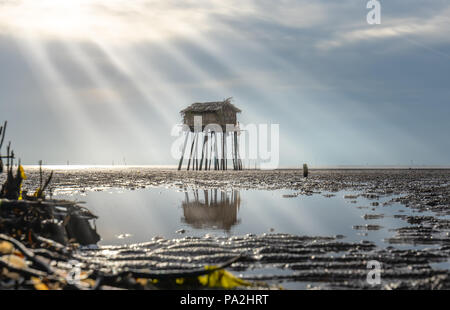 Dämmerung am Strand mit einem wachhaus als Mittel, um die Fischer Meeresfrüchte clam Angebot für Jedermann. Es ist schön, den Sonnenaufgang auf dieser Reise zu sehen Stockfoto