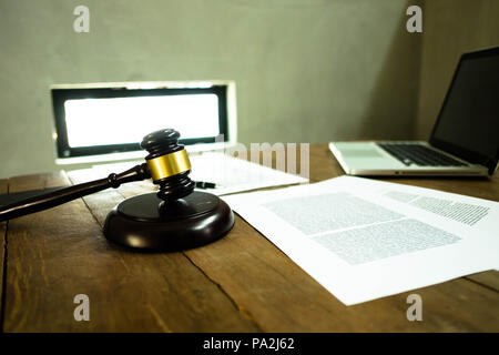 Rechtsanwalt Desktop, Arbeitsbereich mit Laptop, Hammer, Papier und Stift auf den Tisch. Stockfoto
