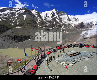 Großglockner Hochalpenstraße und Besucherzentrum am Kaiser-Franz-Josefs-Hoehe, mit der Pasterze Glacier ist im Hintergrund Stockfoto