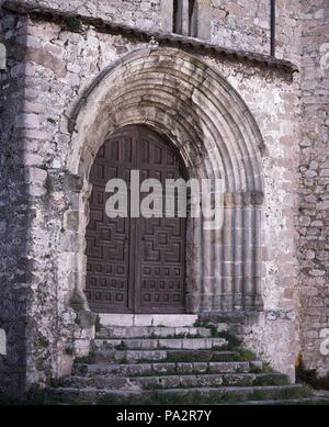 Seitliche PORTADA DE LA IGLESIA DE SANTA MARIA DEL CONCEJO - SIGLO XV - GOTICO ESPAÑOL. Lage: IGLESIA DE SANTA MARIA DEL CONCEJO, Llanes, Asturien, Spanien. Stockfoto