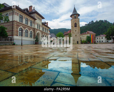 Piatra Neamt Stadtzentrum in Rumänien. In der breiten Ansicht nach regen Stockfoto