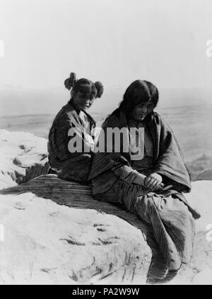 608 Edward S. Curtis, Maiden und Matrone, 1905 Stockfoto