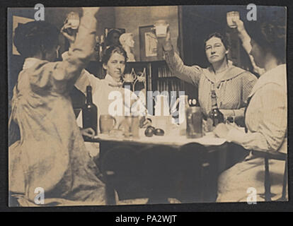 . Violett Oakley, Jessie Wilcox Smith, Elizabeth Shippen Green, und Henrietta Cozens, Ca. 1901. Englisch: Foto zeigt die vier Frauen um einen Tisch sitzen, heben Ihre Gläser. Oakley und Smith vor der Kamera, die anderen beiden sind teilweise abgewiesen. ca. 1901 94 AAA oaklviol 28224 Stockfoto