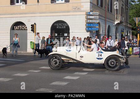 Brescia, Italien - 19. Mai 2018: Bugatti T23 BRESCIA 1925 ist ein alter Rennwagen Rallye Mille Miglia 2018, live Schuß an den berühmten italienischen historischen Ra Stockfoto