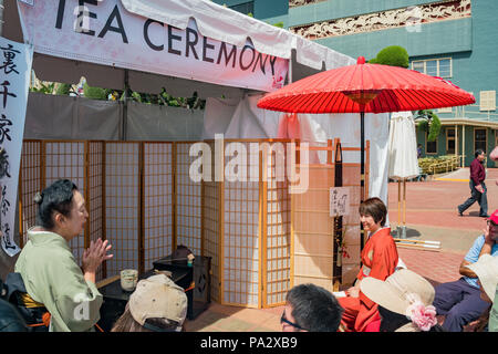 Los Angeles, APR 8: Japanische Tee Zeremonie Leistung auf der Apr 8, 2018 in Los Angeles, Kalifornien Stockfoto