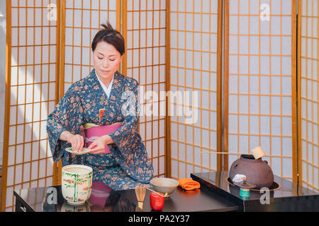 Los Angeles, APR 8: Japanische Tee Zeremonie Leistung auf der Apr 8, 2018 in Los Angeles, Kalifornien Stockfoto