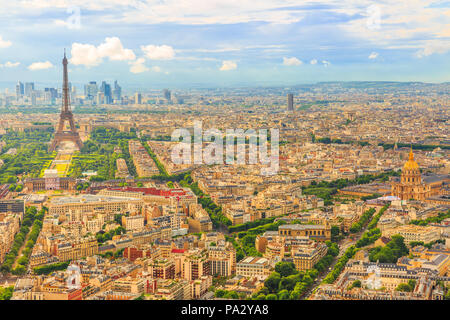 Tour Eiffel und nationalen Residenz der Invaliden aus Observatory Deck des Tour Montparnasse. Luftaufnahme der Pariser Skyline und das Stadtbild. Oben auf dem Tour Montparnasse Turm der Stadt Paris in Frankreich. Stockfoto