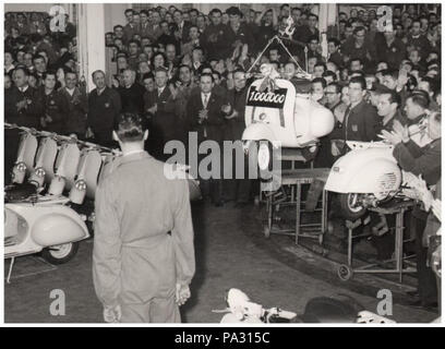 301 Stabilimento Piaggio, Vespa celebrazioni per la milionesima, Pontedera 1956 - San dl SAN IMG -00003397 Stockfoto