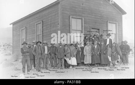 . Englisch: Lokale Big Pine den Paiutes stand vor Ihrer Community Center, in Big Pine, Kalifornien (c Jahr 1920#. 1920 s201 Big Pine Indian Camp Community Center Stockfoto
