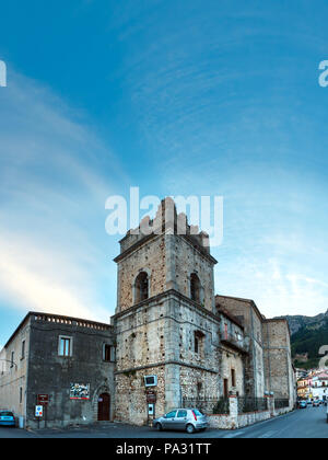 STILO, Italien - 10. JUNI 2017: Abenddämmerung alte mittelalterliche Stilo famos und Blick auf das Dorf in Kalabrien, Süditalien. Stockfoto