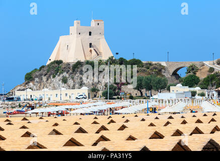 Sperlonga, Italien, 22. JUNI 2017: Beach und Torre Truglia, Provinz Latina in der italienischen Region Latium Stockfoto