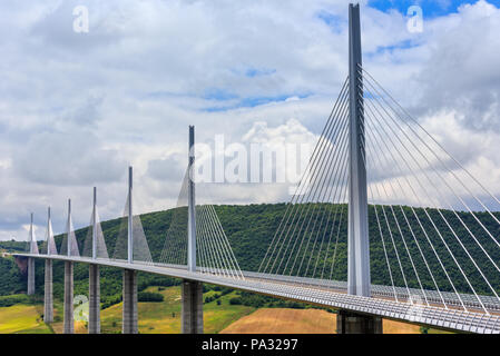 MILLAU, Frankreich - Juni 03, 2016: Schrägseilbrücke Viaduc de Millau über Sommer Tal des Flusses Tarn. Stockfoto