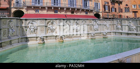Brunnen der Freude - ein mittelalterlicher Brunnen aus Marmor in Siena. Panel Fonte Gaia, Piazza del Campo, Siena, Toskana, Italien Stockfoto