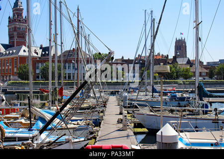 Segelboote und Yachten vor Anker im Hafen von Dünkirchen Stockfoto