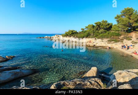 SARTI, Griechenland - 22 Juli 2016: Ägäis Küste Landschaft mit aquamarinblauen Wasser, Ansicht von Orange Beach, Chalkidiki. Stockfoto