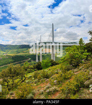 MILLAU, Frankreich - Juni 03, 2016: Schrägseilbrücke Viaduc de Millau über Sommer Tal des Flusses Tarn. Stockfoto