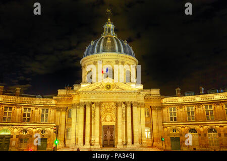 Zentrale Kuppel des Institut de France Gebäude, einem Französischen gelehrten Gesellschaft Gruppe von fünf Akademien in Paris, Frankreich, Europa. Institut de France mit Bibliotheque Nazarine beleuchtet bei Nacht. Stockfoto