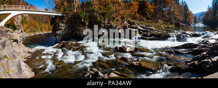 Jaremtsche, UKRAINE - 17. OKTOBER 2017: Probiy Wasserfall auf dem Fluss Prut, in Jaremtsche Stadt, Oblast Ternopil, Ukraine. Herbst Landschaft. Stockfoto