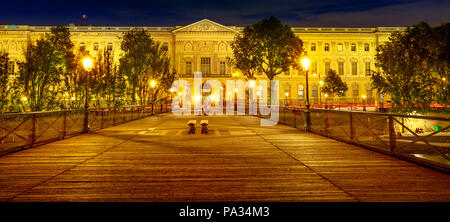 Panorama des Institut de France mit Bibliotheque Nazarine beleuchtet bei Nacht Blick von Pont des Arts, die Fußgängerbrücke in Paris, Frankreich. Nacht Szene. Stockfoto