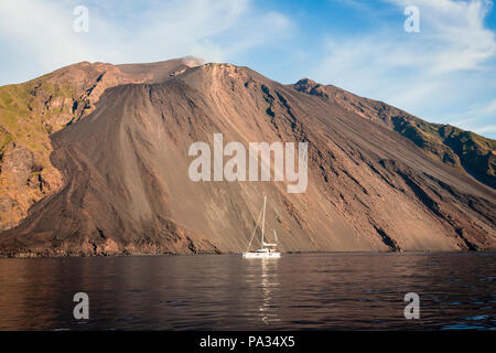 Der vulkanischen Hang Ciara del Fuoco' auf die Insel Stromboli, Äolische Inseln, Sizilien. Stockfoto