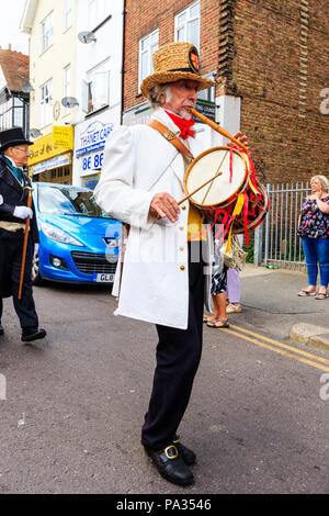 Broadstairs Dickens Woche Festival, die Parade auf der High Street. Anzünder im weißen Mantel und die kleine Trommel und Flöte bläst, vorbei marschierenden Stockfoto