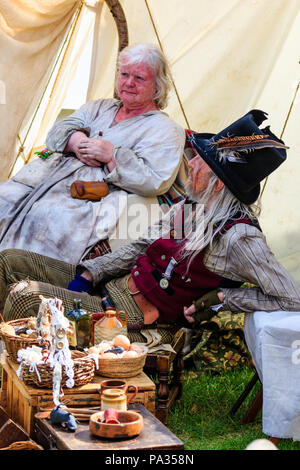 Senior Paar, 60 s, Navy und seine Frau, Polly Allamn aus den Stimmen des viktorianischen London Re-enactment Group, im 19. Jahrhundert viktorianischen Kostüm. Stockfoto