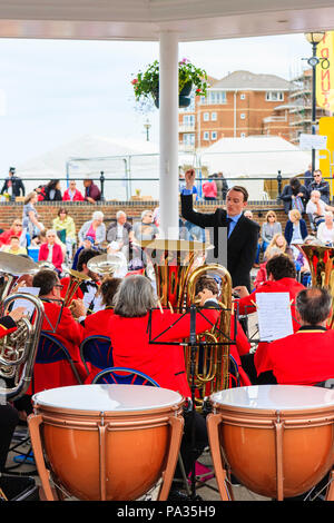 Salvation Army Band auf der Sommer Tag beim Musikpavillon in Broadstairs Strandpromenade. Blick über die Schulter von der Rückseite der Orchester. Stockfoto