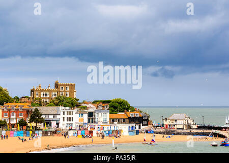 Broadstairs, Viking Bay Sea Front mit Bleak House, das alte weiße Schindeln ehemaligen Rettungsboot station mit Strandhütten und die wichtigsten Sands im Vordergrund. Stockfoto