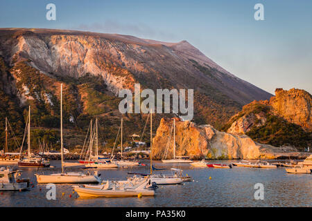 Die Marina von Vulcano bei Sonnenaufgang mit dem Vulkan Pisten, Äolischen Inseln, Sizilien. Stockfoto