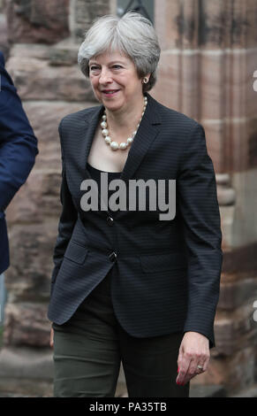 Premierminister Theresa May verlassen Crescent Arts Centre in Belfast, nachdem er eine Rede, in der sie ihre Ablehnung jeder Rücklaufsperre beschäftigen, dass Nordirland behandelt, anders als der Rest der UK zu betrachten zum Ausdruck bringen. Stockfoto